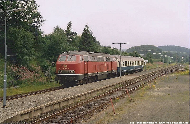 Z-EB-V-218-220-Usseln-Bahnhof-HOELT-800-523